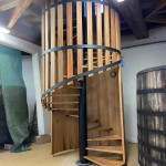 Escalier d’accès aux bureaux - Domaine Bader Mimeur à Puligny-Montrachet Escalier d’accès aux bureaux - Domaine Bader Mimeur à Puligny-Montrachet